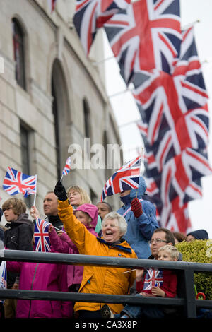 Queens Diamond Jubilee 2012, fêtards à Blackfriars London, fêtards acclamant et agitant des drapeaux de l'union jack lors d'événements, Blackfriars London Banque D'Images