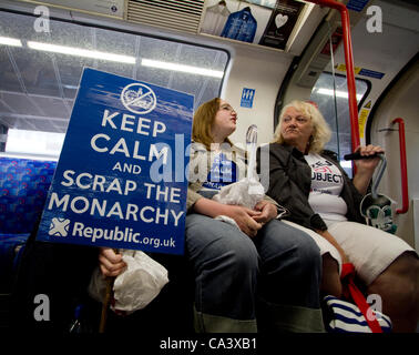Manifestants républicains anti-monarchie avec des pancartes "ferraille la monarchie" sur un train de métro londonien, le 3 juin 2012, se dirigeant vers une manifestation contre la monarchie et les célébrations du Jubilé à Londres au Royaume-Uni Banque D'Images