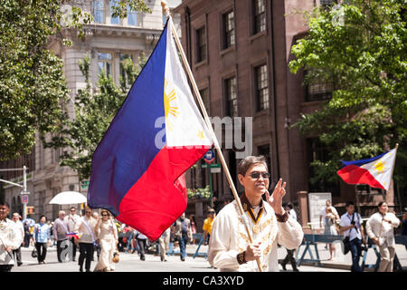 New York, NY - 3 juin 2012 - Le plus grand défilé du jour de l'indépendance des Philippines aux Etats-Unis a lieu chaque année à Manhattan. Banque D'Images