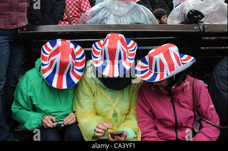 Les femmes portant des chapeaux union jack à Victoria Embankment à Londres pour la Tamise Queens Diamond Jubilee Pageant Banque D'Images