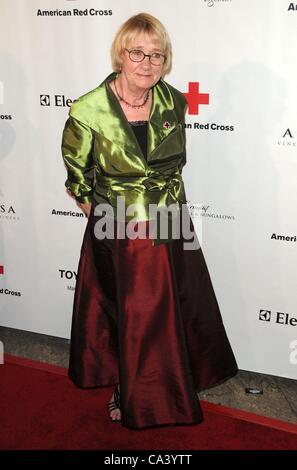 9 avril, 2011 - Los Angeles, Californie, États-Unis - Kathryn Joosten participant à la Croix-Rouge américaine cravate rouge annuelle tenue à l'hôtel Fairmont Miramar Hotel à Santa Monica, Californie Le 09/04/11. Crédit Image : 2011(© D. Long/Globe Photos/ZUMAPRESS.com) Banque D'Images