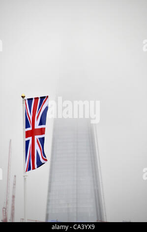 3e juin 2012. Victoria Embankment, London, UK. Le Shard est presque masqué par nuage dans le tôt le matin et que la foule se préparent à voir le spectacle sur la Tamise. Banque D'Images