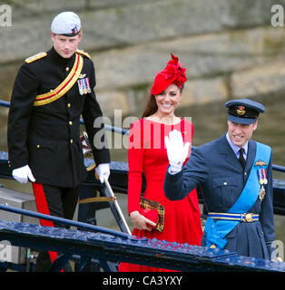 Londres, Royaume-Uni. 03 Juin, 2012. Le prince Harry, à gauche, avec le duc et la duchesse de Cambridge a l'esprit de Chartwell, la Barge Royale, à participer dans le Queen's Diamond Jubilee Pageant, fleuve Tamise, Londres, Angleterre Banque D'Images