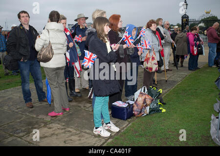 3 juin, 2012. Greenwich London, UK. Une foule de parents et amis de participer à la grande Jubilé Le Déjeuner sur le terrain de l'ancien collège naval de Greenwich marquer 60 ans de règne de la Reine. Banque D'Images