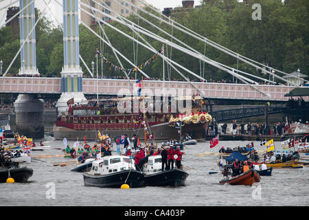 La flottille du Jubilé de diamant en passant sous le pont Albert durant 2012 pageant en face de Battersea Park Esprit de Chartwell barge royale Banque D'Images