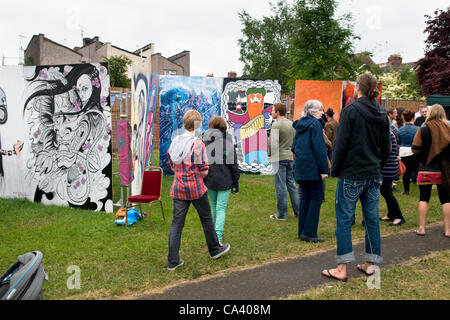 Affiche et d'artistes de graffiti à l'Upfest Bristol 2012 festival d'art urbain. 3 juin 2012, Bedminster à Bristol, Angleterre. Banque D'Images