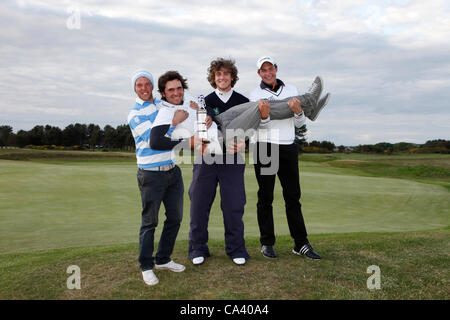 3 juin 2012. Paul Barjon , vainqueur de l'Open Écossais Neil Carrick Stroke Play Golf Championship détenu par 3 autres joueurs après avoir reçu le trophée.Les joueurs sont debout sur le 18ème green. Paul Barjon est de Nice, France. Ce concours est parrainé par le Scottish Banque D'Images