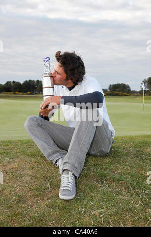 3 juin 2012. Paul Barjon , vainqueur du golf écossais Écossais Neil Carrick parrainé par le syndicat Stroke Play Open Golf Championship après avoir reçu le trophée.Il s'agit d'un Championnat International . Paul Barjon est assise sur le bord du 18ème green. Paul Barjon est de Nice, Fran Banque D'Images