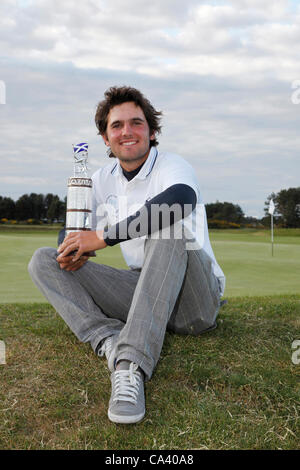 3 juin 2012. Paul Barjon , vainqueur de l'Open Écossais Neil Carrick Stroke Play Golf Championship après avoir reçu le trophée.Paul Barjon est assise sur le bord du 18ème green. Paul Barjon est de Nice, France. Il s'agit d'un championnat international parrainé par le ged écossais Banque D'Images