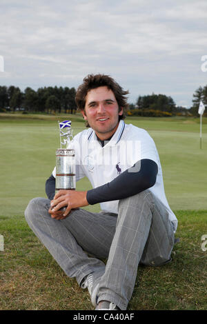 3 juin 2012. Paul Barjon , vainqueur de l'Open Écossais Neil Carrick Stroke Play Golf Championship après avoir reçu le trophée.Paul Barjon est assise sur le bord du 18ème green. Paul Barjon est de Nice, France. Il s'agit d'un championnat international parrainé par le ged écossais Banque D'Images