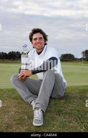 3 juin 2012. Paul Barjon , vainqueur de l'Open Écossais Neil Carrick Stroke Play Golf Championship après avoir reçu le trophée.Paul Barjon est assise sur le bord du 18ème green. Paul Barjon est de Nice, France. Il s'agit d'un Championnat international parrainé par le ged écossais Banque D'Images