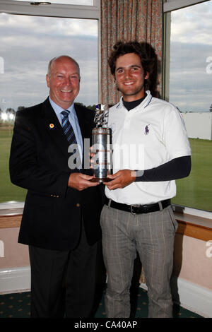 3 juin 2012. Paul Barjon , vainqueur de l'Open Écossais Neil Carrick Stroke Play Golf Championship après avoir reçu le trophée.Paul Barjon est assise sur le bord du 18ème green. Paul Barjon est de Nice, France. C'est un champiopnship international parrainé par le Scottish G Banque D'Images