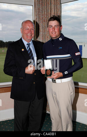 3 juin 2012. Rory Bourke, de l'Australie étant présenté avec le bronze par Meda, pour la troisième place, au Scottish Golf union parrainé Carrick Neill Scottish Stroke Play Championship, tenu sur le Barssie Barssie Liens Cours de Kilmarnock Golf Club, Barassie, Ayrshire, Ecosse. La médaille est Banque D'Images