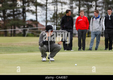 3 juin 2012. Paul Barjon de Nice, France Le dernier mis sur le 18ème green du parcours de Barassie Barassie Club GFolf à Kilmarnock, Barassie, Ayrshire, Ecosse. Il a été le lauréat de la Scottish Golf Union Européenne parrainé Carrick Neill Scottish Open Stroke Play Championship. C'est une Banque D'Images