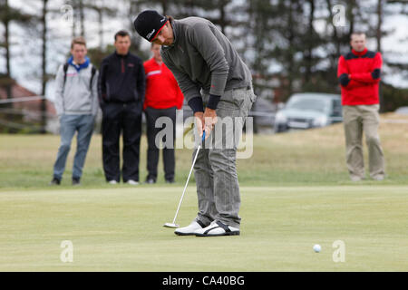 3 juin 2012. Paul Barjon de Nice, France mise sur le 18ème green du parcours de Kilmarnock Barassie Barassie Golf Club, Barassie, Ayrshire, Ecosse. Il a été le lauréat de la Scottish Golf Union Européenne parrainé Carrick Neill Scottish Open Stroke Play Championship. C'est un Cha Banque D'Images