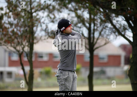 3 juin 2012. Paul Barjon de Nice, France partiront en utilisant un fer 3 à la 17e trou sur le Barasie Liens Cours de Kilmarnock Barassie Golf Club Barassie Ayrshire en Écosse. Barjon jouait dans la Scottish Golf Union Européenne parrainé Carrick Neill Scottish Open Stroke Play Championship. C'est un int Banque D'Images