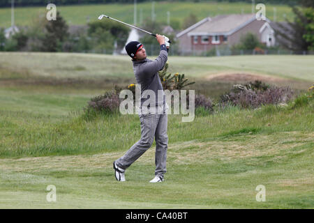 3 juin 2012. Paul Barjon de Nice, France jouant son second coup du fairway à la 18e trou sur le Barasie Liens Cours de Kilmarnock Barassie Golf Club Barassie Ayrshire en Écosse. Barjon jouait dans la Scottish Golf Union Européenne parrainé Carrick neill Scottish Stroke Play Championship ouvert Banque D'Images