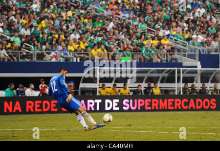 3 juin 2012 - Arlington, Texas, USA - 3 juin 2012. Arlington, Texas, USA. Jésus le gardien du Mexique Corona kicks dans la deuxième moitié de l'équipe nationale de football brésilien a joué l'équipe nationale de football mexicain au Cowboys Stadium à Arlington, au Texas. Le Mexique a battu le Brésil 2 à 0. (Crédit Image : © Banque D'Images