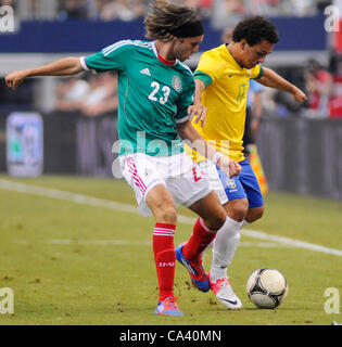 3 juin 2012 - Arlington, Texas, USA - 3 juin 2012. Arlington, Texas, USA. Gerardo Lugo (23) du Mexique se défend contre Aguiar Wellington (17) du Brésil dans la seconde moitié de l'équipe nationale de football brésilien a joué l'équipe nationale de football mexicain au Cowboys Stadium à Arlington, au Texas. Mexique def Banque D'Images