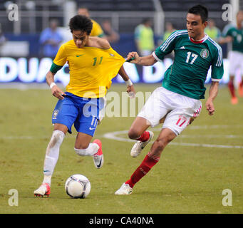 3 juin 2012 - Arlington, Texas, USA - 3 juin 2012. Arlington, Texas, USA. Jésus Zavala (17) du Mexique se défend contre Neymar (11) du Brésil dans la seconde moitié de l'équipe nationale de football brésilien a joué l'équipe nationale de football mexicain au Cowboys Stadium à Arlington, au Texas. Le Mexique a battu Brazi Banque D'Images