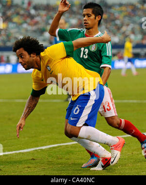 3 juin 2012 - Arlington, Texas, USA - 3 juin 2012. Arlington, Texas, USA. Severo Meza (13) du Mexique se défend contre Marcelo (6) du Brésil dans la seconde moitié de l'équipe nationale de football brésilien a joué l'équipe nationale de football mexicain au Cowboys Stadium à Arlington, au Texas. Le Mexique a battu le Brésil Banque D'Images