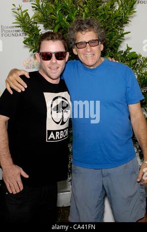 Jake Glaser, Paul Michael Glaser arrivées à l'heure des héros pour pique-nique pour le bénéfice de la célébrité Elizabeth Glaser Pediatric Aids Foundation, Wadsworth Theatre, Los Angeles, CA 3 juin 2012. Photo par : Michael Germana/Everett Collection Banque D'Images