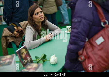 Zarghuna Kargar, auteur Afghan, livre de signature au Telegraph Hay Festival 2012, Hay-on-Wye, Powys, Wales, UK Banque D'Images