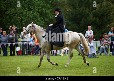 Île de Wight, Hampshire, Royaume-Uni dimanche 3 juin 2012. Célébrations du jubilé à Osborne House. Les cavaliers de 3 à côté comprennent des dames audacieuses chevauchant le side-addle et concourant dans une variété de compétitions audacieuses de saut et de relais équestres. Banque D'Images