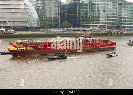 Esprit de Chartwell Barge Royale avec la reine et le duc d'Édimbourg à bord produit le long de la Tamise, Londres, extraite du Tower Bridge, London, UK, 3 juin 2012. La fête du Jubilé de diamant de la Reine Elizabeth, la seconde de 60 ans en tant que chef du Commonwealth. Banque D'Images