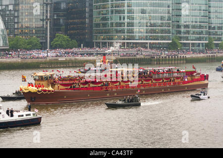 Esprit de Chartwell Barge Royale avec la reine et le duc d'Édimbourg à bord produit le long de la Tamise, Londres, extraite du Tower Bridge, London, UK, 3 juin 2012. La fête du Jubilé de diamant de la Reine Elizabeth, la seconde de 60 ans en tant que chef du Commonwealth. Banque D'Images