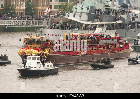 Esprit de Chartwell Barge Royale avec la reine et le duc d'Édimbourg à bord produit le long de la Tamise, Londres, extraite du Tower Bridge, London, UK, 3 juin 2012. La fête du Jubilé de diamant de la Reine Elizabeth, la seconde de 60 ans en tant que chef du Commonwealth. Banque D'Images