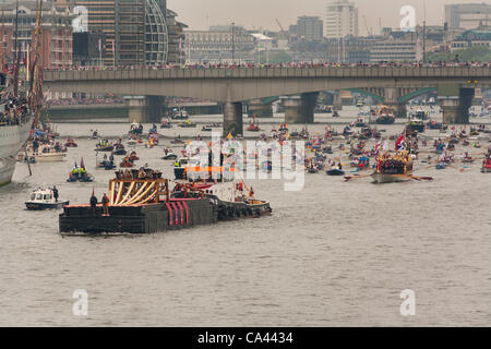 De nombreux petits bateaux dirigé par barge avec sonnerie continuer sur Tamise sous le pont de Londres lors de la Queen's Diamond Jubilee Pageant Thames, extraite du Tower Bridge, London, UK, 3 juin 2012. La fête du Jubilé de diamant de la Reine Elizabeth, la seconde de 60 ans en tant que chef du Commonwealth Banque D'Images