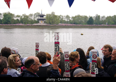 LONDON, UK, 3 juin 2012. Près de 1,2 million de personnes sont venues à Londres pour regarder une flottille de 1 000 bateaux de passer le long de la Tamise de l'Albert Bridge de Tower Bridge, qui a formé le Queen's Diamond Jubilee Pageant. La Reine et le couple royal s'est rendu dans la Barge Royale. Banque D'Images