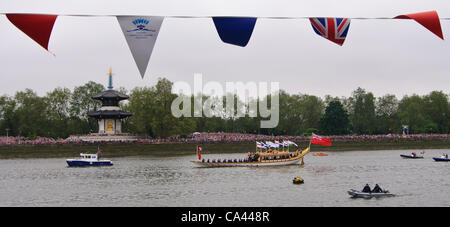 LONDON, UK, 3 juin 2012. Près de 1,2 million de personnes sont venues à Londres pour regarder une flottille de 1 000 bateaux de passer le long de la Tamise de l'Albert Bridge de Tower Bridge, qui a formé le Queen's Diamond Jubilee Pageant. La Reine et le couple royal s'est rendu dans la Barge Royale. Banque D'Images