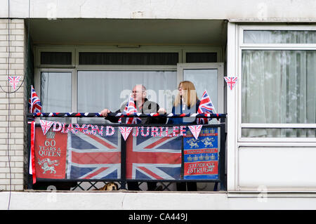 LONDON, UK, 3 juin 2012. Près de 1,2 million de personnes sont venues à Londres pour regarder une flottille de 1 000 bateaux de passer le long de la Tamise de l'Albert Bridge de Tower Bridge, qui a formé le Queen's Diamond Jubilee Pageant. La Reine et le couple royal s'est rendu dans la Barge Royale. Banque D'Images