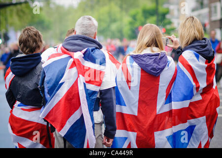 LONDON, UK, 3 juin 2012. Près de 1,2 million de personnes sont venues à Londres pour regarder une flottille de 1 000 bateaux de passer le long de la Tamise de l'Albert Bridge de Tower Bridge, qui a formé le Queen's Diamond Jubilee Pageant. La Reine et le couple royal s'est rendu dans la Barge Royale. Banque D'Images