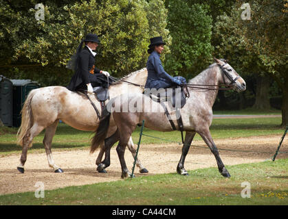 Île de Wight, Hampshire, Royaume-Uni dimanche 3 juin 2012. Célébrations du jubilé à Osborne House. Les cavaliers de 3 à côté comprennent des dames audacieuses chevauchant le side-addle et concourant dans une variété de compétitions audacieuses de saut et de relais équestres. Banque D'Images