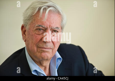 Mario Vargas Llosa, écrivain péruvien et la lauréate du Prix Nobel, au Telegraph Hay Festival 2012, Hay-on-Wye, Powys, Wales, UK Banque D'Images