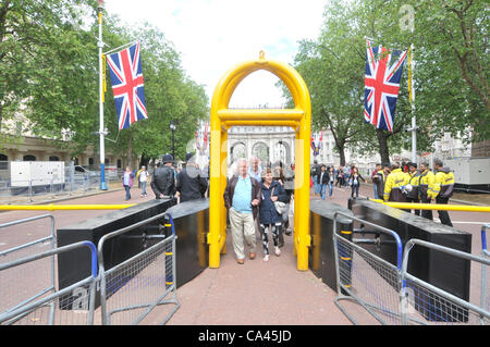 Le Mall, Londres, Royaume-Uni. 4 juin 2012. L'Admiralty Arch avec en arrière-plan, des barrières de sécurité en haut de la Mall, l'inondation dans la foule pour voir le concert du jubilé de diamant. Banque D'Images