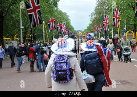 Le Mall, Londres, Royaume-Uni. 4 juin 2012. Chapeaux patriotique dans la foule de milliers de marcher jusqu'au centre commercial pour le concert de jubilé. Banque D'Images