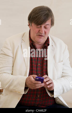 Stephen Fry, acteur, écrivain et présentateur de télévision auteur tweeting au Telegraph Hay Festival 2012, Hay-on-Wye, Powys, Wales, Banque D'Images