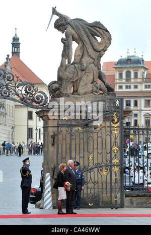 Le président tchèque, Vaclav Klaus, Président de la Confédération Eveline Widmer-Schlumpf Bienvenue au Château de Prague, le lundi 4 juin 2012. (Photo/CTK Stanislav Peska) Banque D'Images