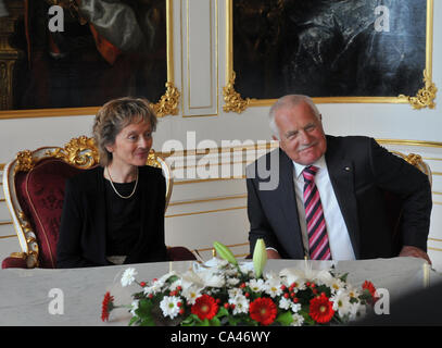 Le président tchèque, Vaclav Klaus, Président de la Confédération Eveline Widmer-Schlumpf Bienvenue au Château de Prague, le lundi 4 juin 2012. (Photo/CTK Stanislav Peska) Banque D'Images