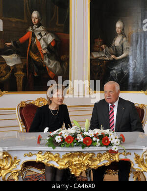 Le président tchèque, Vaclav Klaus, Président de la Confédération Eveline Widmer-Schlumpf Bienvenue au Château de Prague, le lundi 4 juin 2012. (Photo/CTK Stanislav Peska) Banque D'Images