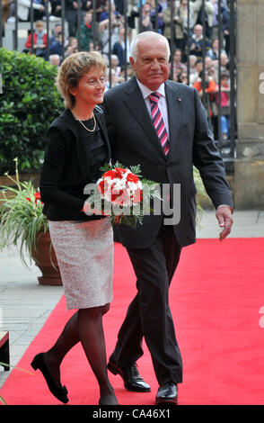 Le président tchèque, Vaclav Klaus, Président de la Confédération Eveline Widmer-Schlumpf Bienvenue au Château de Prague, le lundi 4 juin 2012. (Photo/CTK Stanislav Peska) Banque D'Images