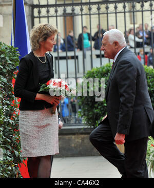 Le président tchèque, Vaclav Klaus, Président de la Confédération Eveline Widmer-Schlumpf Bienvenue au Château de Prague, le lundi 4 juin 2012. (Photo/CTK Stanislav Peska) Banque D'Images