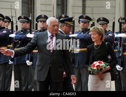 Le président tchèque, Vaclav Klaus, Président de la Confédération Eveline Widmer-Schlumpf Bienvenue au Château de Prague, le lundi 4 juin 2012. (Photo/CTK Stanislav Peska) Banque D'Images