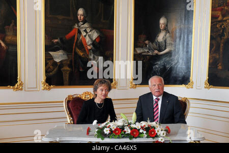 Le président tchèque, Vaclav Klaus, Président de la Confédération Eveline Widmer-Schlumpf Bienvenue au Château de Prague, le lundi 4 juin 2012. (Photo/CTK Stanislav Peska) Banque D'Images