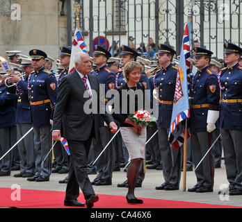 Le président tchèque, Vaclav Klaus, Président de la Confédération Eveline Widmer-Schlumpf Bienvenue au Château de Prague, le lundi 4 juin 2012. (Photo/CTK Stanislav Peska) Banque D'Images