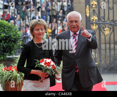 Le président tchèque, Vaclav Klaus, Président de la Confédération Eveline Widmer-Schlumpf Bienvenue au Château de Prague, le lundi 4 juin 2012. (Photo/CTK Stanislav Peska) Banque D'Images